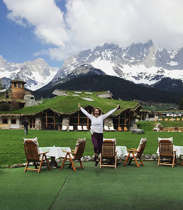 Monica Ivancan auf der Wiese des Stanglwirt Bio-Hotels